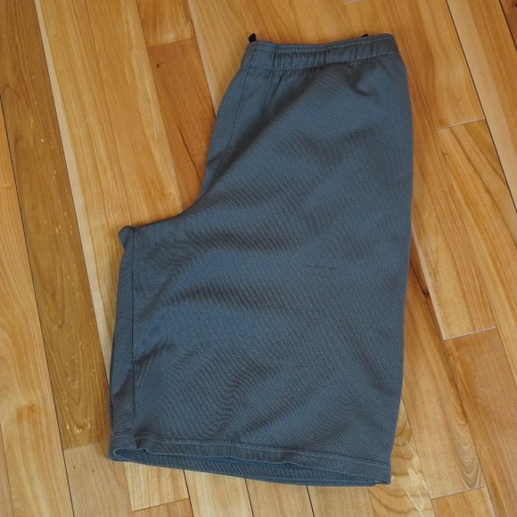 Under Armour Loose Gray Shorts Youth Size Large